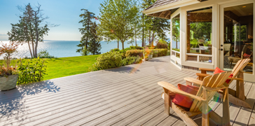 Terrasse mit Gartenstühlen und Ausblick auf Wasser